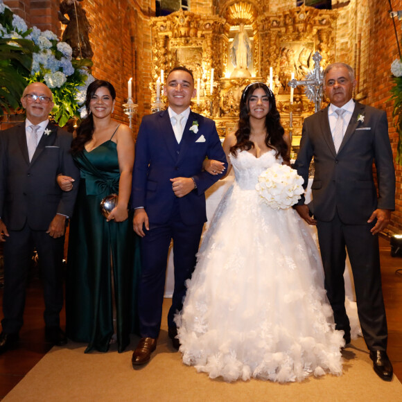 Assinado pela renomada estilista espanhola Rosa Clará, o vestido escolhido por Ary Mirelle combinou elementos clássicos e românticos