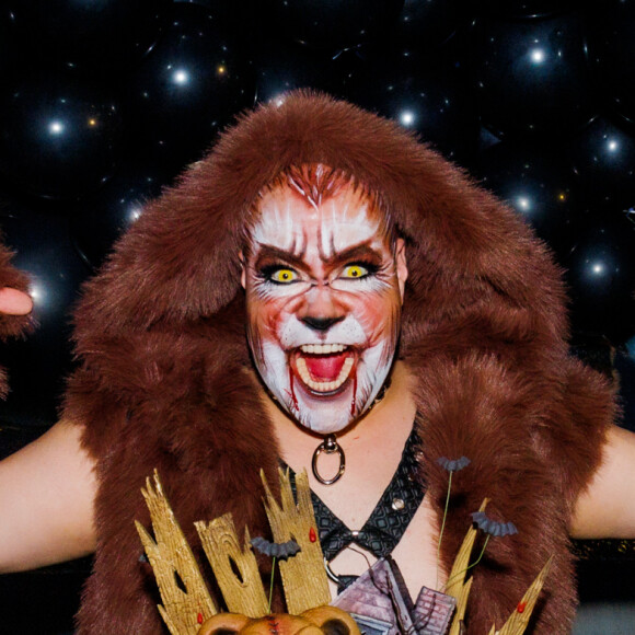 Tiago Abravanel posou junto à mesa do bolo em sua festa de 37 anos