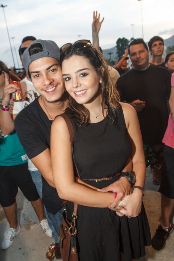 Giovanna Lancellotti e Arthur Aguiar posam juntos antes de assistir ao show do NX Zero, no Rio, em 7 de abril de 2013