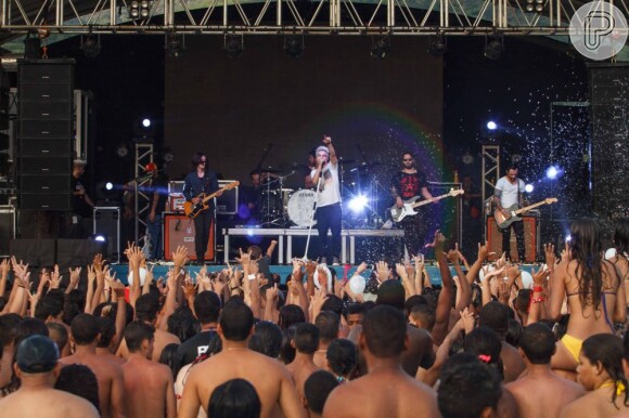 O NX Zero se apresentou para oito mil pessoas na noite deste domingo (8), no Rio de Janeiro