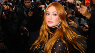 Marina Ruy Barbosa aparece só de biquíni e rouba a cena com cintura finíssima