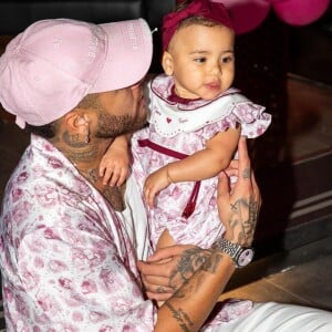 Mavie é a única filha de Neymar que mora com o jogador