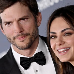 Mila Kunis, esposa de Ashton Kutcher, revelou em uma entrevista que em determinada fase da dieta o ator só comia uvas durante todo o dia