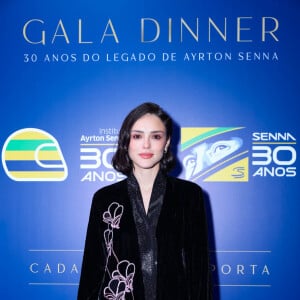 Isabelle Drumond aposta em brilho para jantar de gala em homenagem ao legado de Ayrton Senna