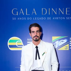 Enzo Celulari usou blazer branco e gravata de fita em evento de luxo