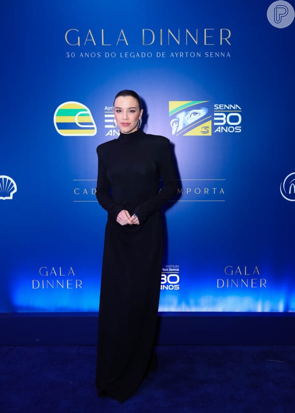 Alice Wegmann também foi de preto ao jantar de gala em homenagem ao ídolo da Fórmula 1, Ayrton Senna