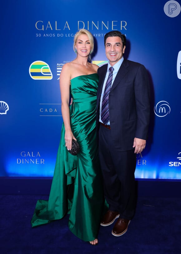 Ana Hickmann e Edu Guedes também marcaram presença em evento; apresentadora usou vestido verde de seda