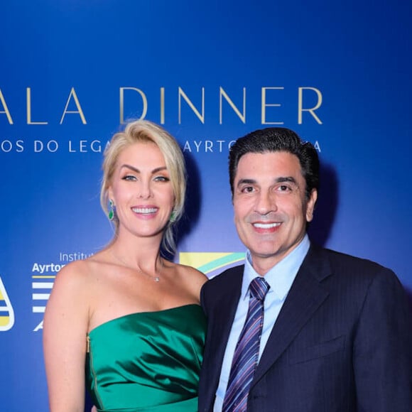 Ana Hickmann e Edu Guedes também marcaram presença em evento; apresentadora usou vestido verde de seda