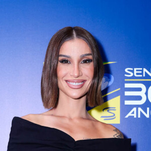 Bianca Andrade foi com um look preto basico e uma bolsinha de coração em jantar de gala em homenagem a Ayrton Senna