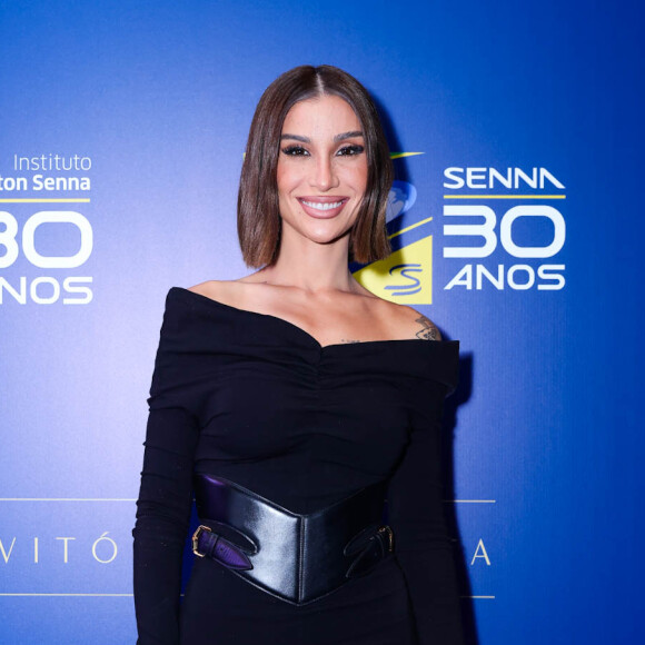 Bianca Andrade foi com um look preto basico e uma bolsinha de coração em jantar de gala em homenagem a Ayrton Senna