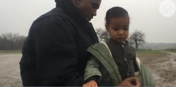 Kanye West abraça North West no clipe 'Only One'