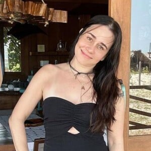 Alessandra Negrini posa de biquíni no Nordeste e encanta fãs com fotos