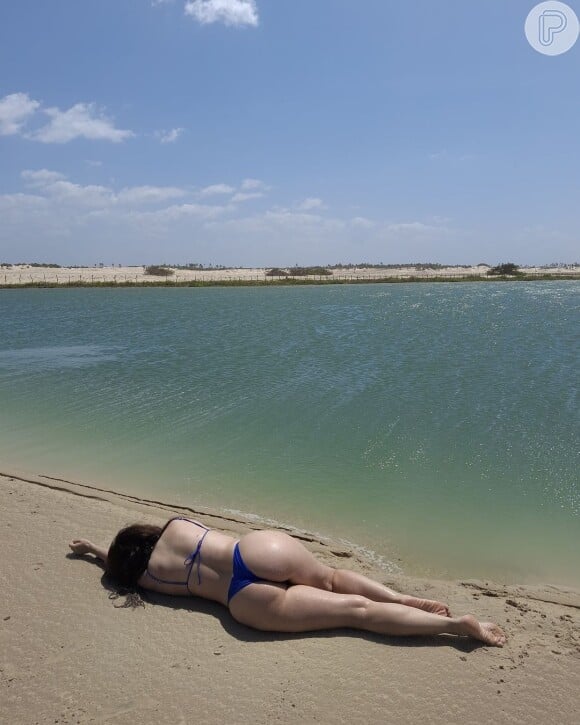 Alessandra Negrini deixou seus fãs encantados com essa foto apenas de biquíni, valorizando seu corpo definido