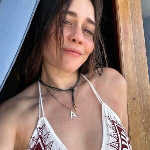 Nas fotos, Alessandra Negrini exibiu sua beleza natural só de biquíni e sem maquiagem