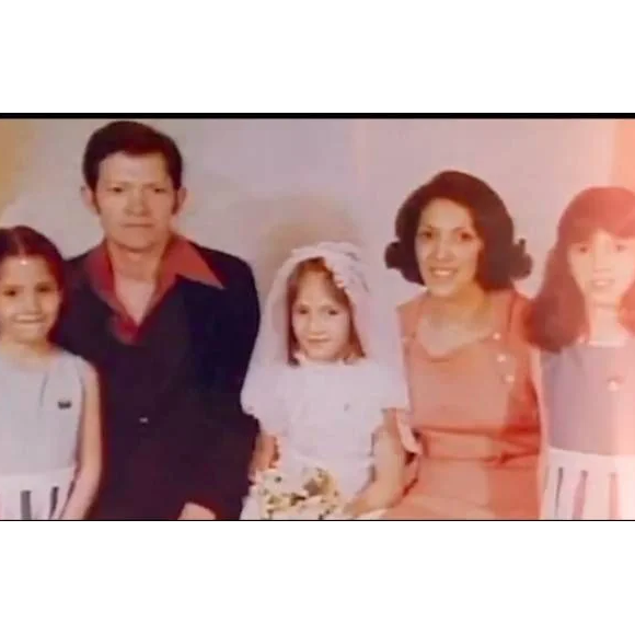 Foto de Jennifer Lopez na infância: cantora é filha de porto-riquenhos e tem duas irmãs