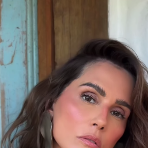 Usando um biquíni laranja e com muito carão, Deborah Secco valorizou sua beleza e sensualidade únicos no vídeo