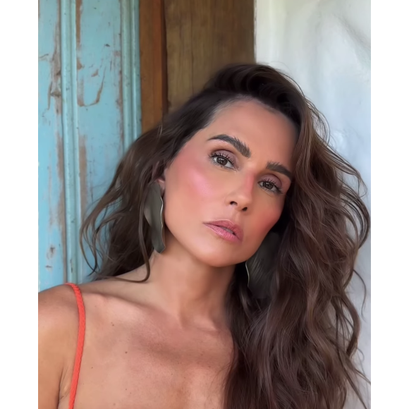 Usando um biquíni laranja e com muito carão, Deborah Secco valorizou sua beleza e sensualidade únicos no vídeo