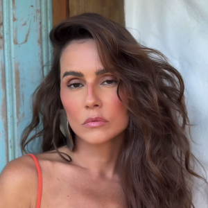 No último domingo (03), Deborah Secco compartilhou um vídeo exibindo toda sua sensualidade aos fãs