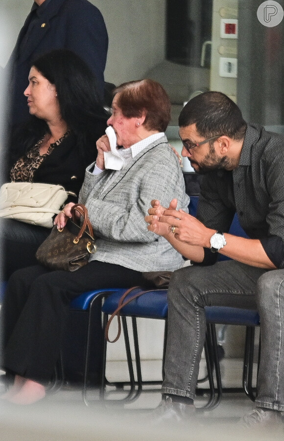 Amiga de Agnaldo Rayol se emociona no velório do cantor, ator e apresentador