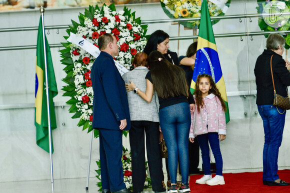 Amiga de Agnaldo Rayol é consolada no velório do cantor