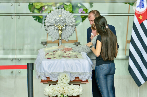 Amiga de Agnaldo Rayol se despede do cantor em velório