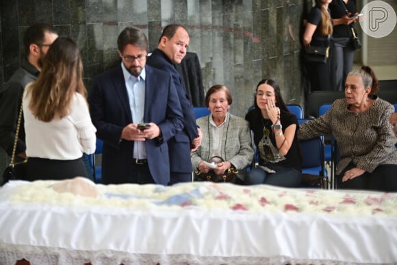 Amiga de Agnaldo Rayol se emocionou no velório do cantor, ator e apresentador que morreu aos 86 anos