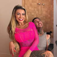 Filmada pelo filho, Andressa Urach grava vídeo pornô com 'cadeirante humorista': 'Senta pro hot wheels'