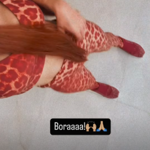 Por fim, no mesmo vídeo, Maiara ainda deu um close no seu corpo, mostrando um look coladinho animal print