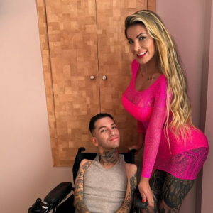 'Cadeirante humorista' que gravou pornô com Andressa Urach entrega reação à língua bifurcada da modelo: 'Nunca faria, mas...'