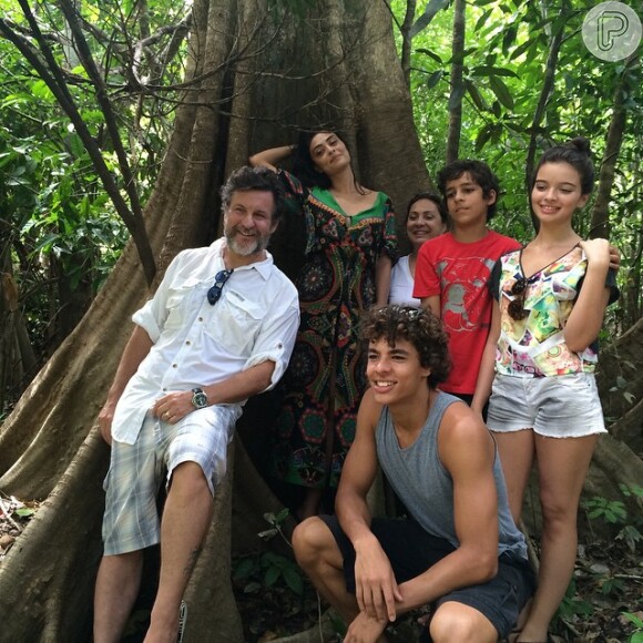 Juliana Paes posa com Antonio Calloni, Eliane Giardini, Gabriella Mustafa e Matheus Abreu na cidade de Itacoatiara, no Amazonas