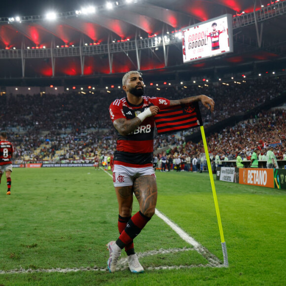 Gabigol perdeu a camisa 10 do Flamengo após surgir com a blusa do Corinthians