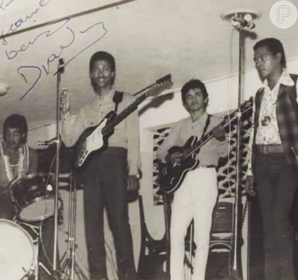 O cantor alagoano Djavan já teve uma banda cover em homenagem à um famoso grupo musical.