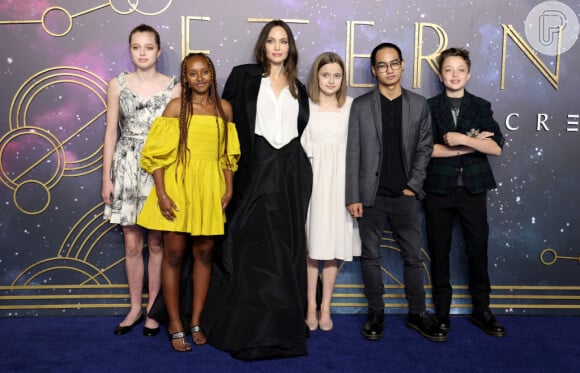 Angelina Jolie e Brad Pitt têm 6 filhos: Maddox (23 anos), Pax (20 anos), Zahara (19 anos), Shiloh (18 anos), Vivienne (16 anos) e Knox Leon Jolie-Pitt (16 anos).