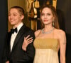 Angelina Jolie e o filho Knox Leon Jolie-Pitt marcaram presença no Governors Awards 2024, neste domingo (17).