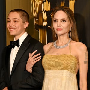 Angelina Jolie e o filho Knox Leon Jolie-Pitt marcaram presença no Governors Awards 2024, neste domingo (17).