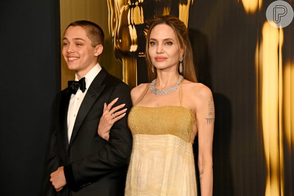 Angelina Jolie e o filho Knox Leon Jolie-Pitt marcaram presença no Governors Awards 2024, neste domingo (17).