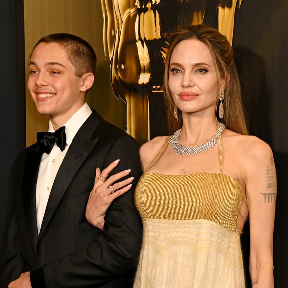 Angelina Jolie e o filho Knox Leon Jolie-Pitt marcaram presença no Governors Awards 2024, neste domingo (17).