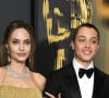 A semelhança de Knox Leon Jolie-Pitt com o pai, Brad Pitt, impressiona.