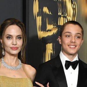 A semelhança de Knox Leon Jolie-Pitt com o pai, Brad Pitt, impressiona.