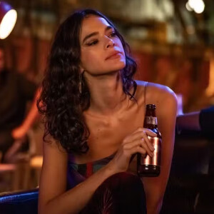 Bruna Marquezine fez naturalidade e encaracoladas do primeiro filme a estrelar a série “Amor da Mente”, da qual também é diretora de produção do Disney+