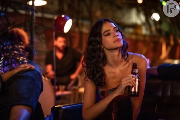 Bruna Marquezine fez naturalidade e encaracoladas do primeiro filme a estrelar a série “Amor da Mente”, da qual também é diretora de produção do Disney+