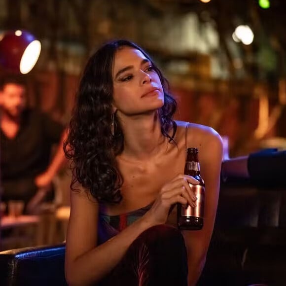 Bruna Marquezine fez naturalidade e encaracoladas do primeiro filme a estrelar a série “Amor da Mente”, da qual também é diretora de produção do Disney+