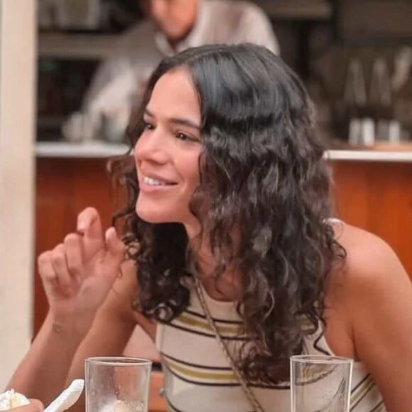 Bruna Marquezine promete inspirar com os cabelos cacheados em série