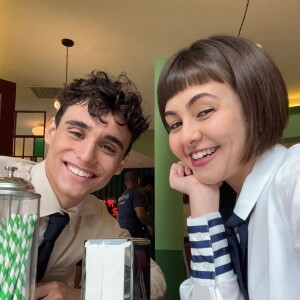 Klara Castanho, aproveitou um dia de folga das gravações de 'Garota do Momento' para curtir uma praia com o amigo Pedro Goifman, também no elenco da novela