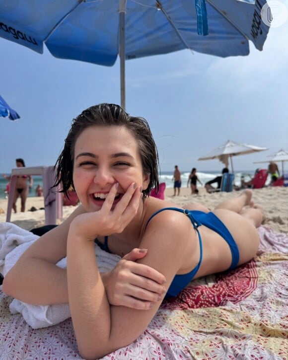 Klara Castanho, posou em uma praia do Rio de Janeiro com um biquíni azul