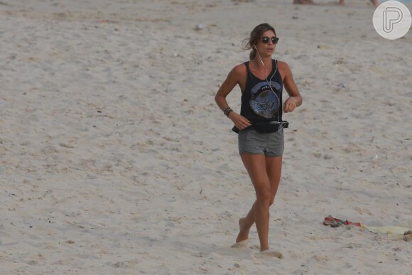Para se exercitar na praia, Grazi Massafera apostou em uma minipochete no modelo esporte