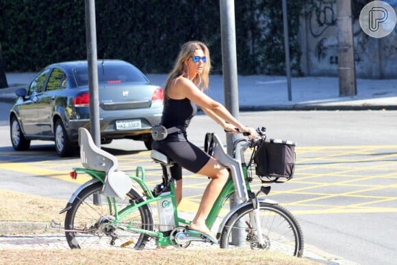 Sempre prática, Fernanda Lima usou uma pochete esportiva para um passeio de bicicleta. Que tal?