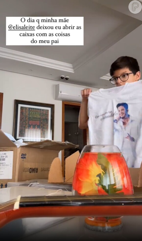 A mãe de Bernardo, Elisa Leite, guardou muitas lembranças de Cristiano Araújo para o filho