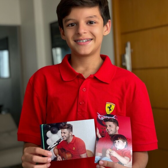 Bernardo usou a mesma camisa que o pai, Cristiano Araújo, usou quando ele tinha 2 anos
