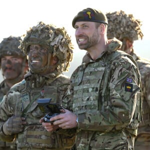 Príncipe William usou traje da Guarda Galesa e foi até o 1º Batalhão, em Salisbury, na Inglaterra.